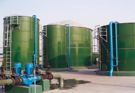 Industrielle Exzellenz: Glas ausgekleidete Bolzens tahl tanks in der Fertigung